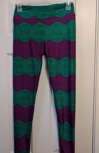 NWOT LULAROE LEAVES ONE SIZE LEGGINGS.